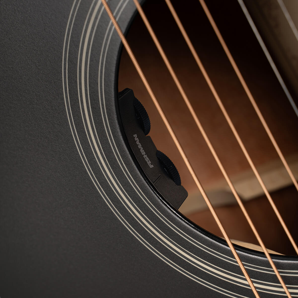גיטרה אקוסטית שחורה מוגברת + נרתיק CORT MR500F-CED BKS CEDAR TOP CUTAWAY